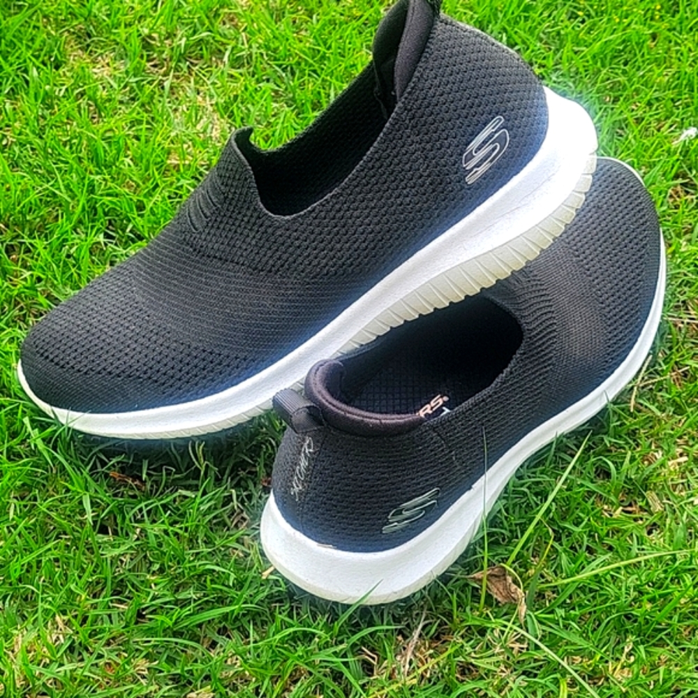 |Skechers| Air-Cooled Memory Foam| Size 8| Color Black and White| Color Black|